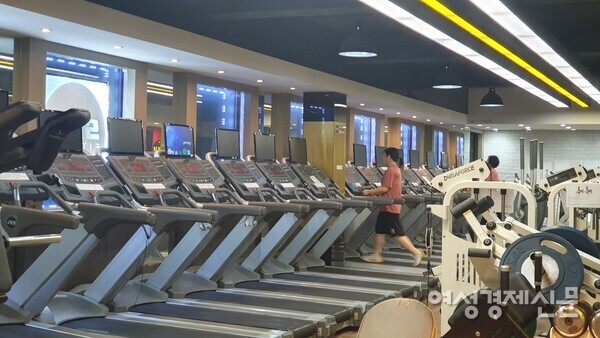 좋은 TV프로를 보며 운동할 수 있는 러닝머신 /박종섭