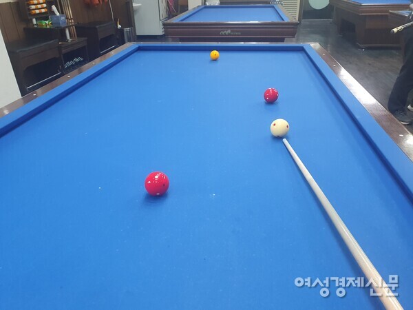 칠 때마다 다른 게 당구다. 두께, 회전, 힘의 조절이 성공 요인이다. /박종섭