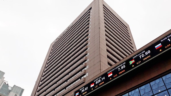 하나은행은 지난 9월말 기준 ETF 판매액 3조7000억원, 지난 8월말 기준 공모펀드(MMF 포함) 판매잔액 14조7000억원으로 로 각각 은행권 1위를 기록했다. 퇴직연금 적립금과 확정기여형 운용 수익률에서도 선두를 달렸다. /하나은행 