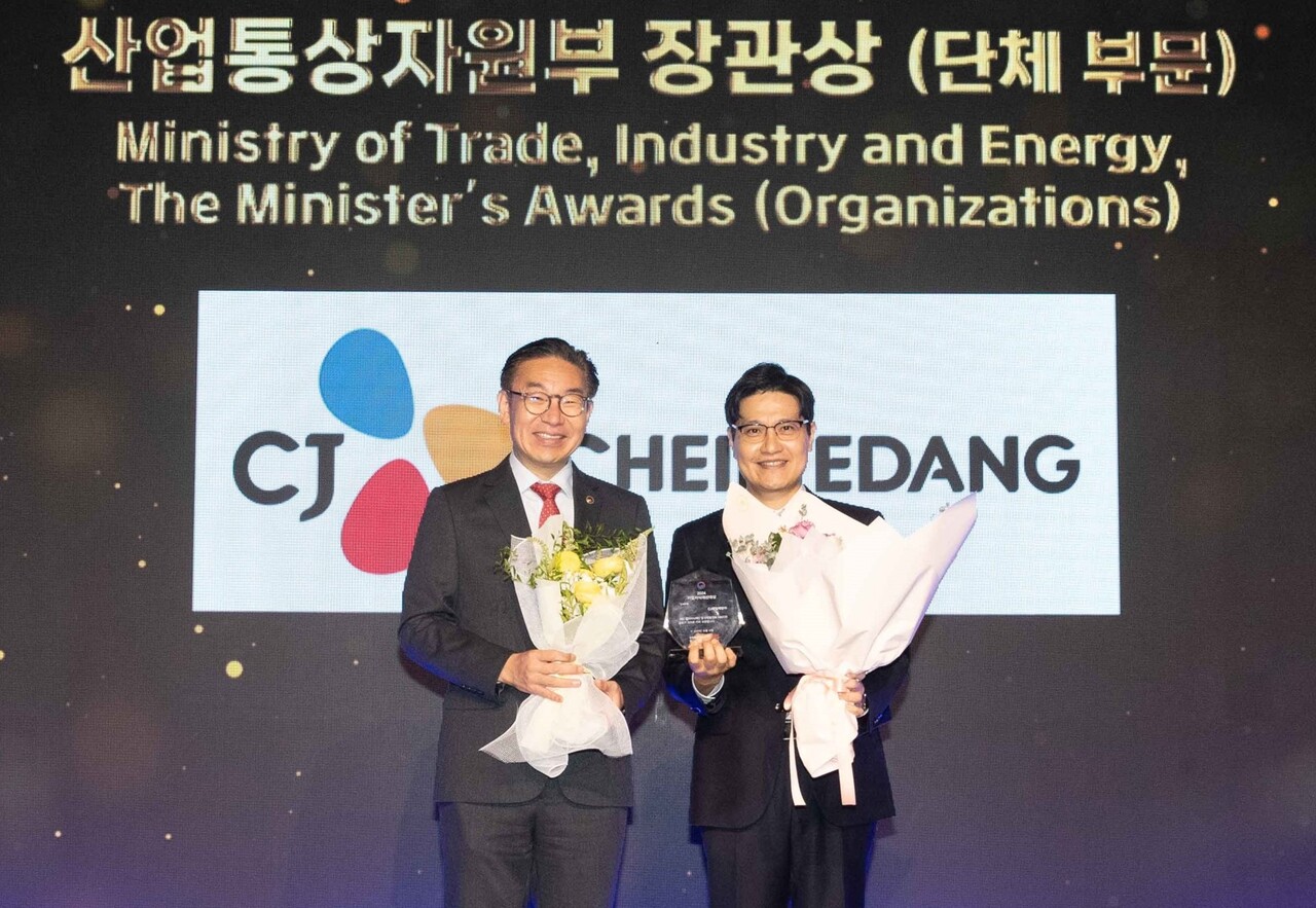 김주석 CJ제일제당 법무실장(오른쪽)과 김완기 특허청장이 2024 기업지식재산대상 수상 기념사진 촬영을 하는 모습 /CJ제일제당
