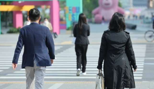 노동 시장의 고용 구조가 성별 간 임금 격차에 크게 영향을 미치는 것으로 나타났다. /연합뉴스