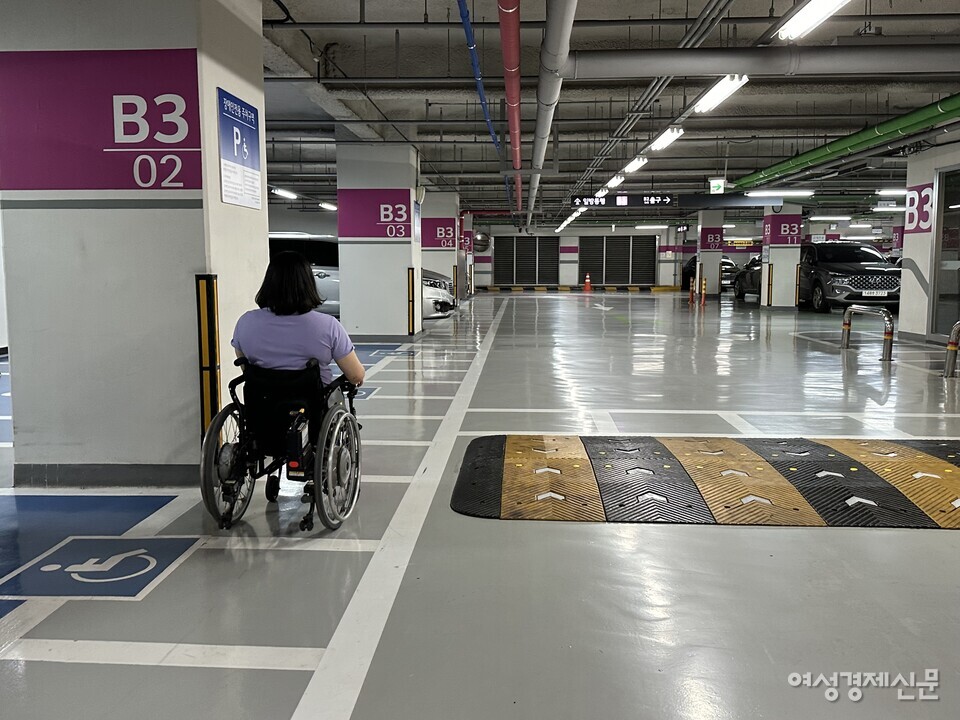 LG유플러스 본사 지하에 마련된 장애인 전용 주차구역은 차량이 지나다니는 경로와 보행 안전 통로가 겹친다. /여성경제신문