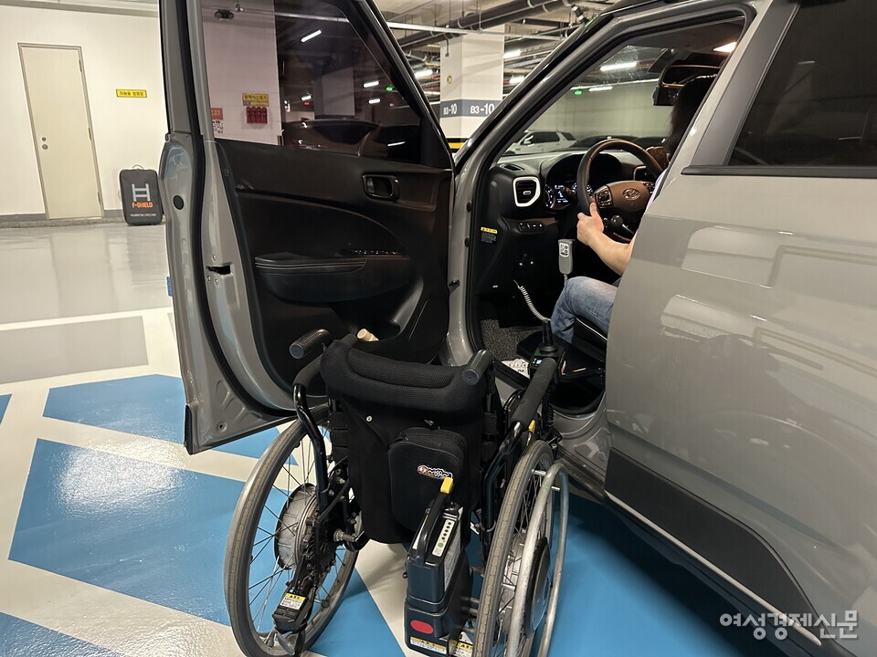 휠체어 이용자는 문을 활짝 열어 휠체어를 두고 승하차할 충분한 공간이 필요하다. /여성경제신문