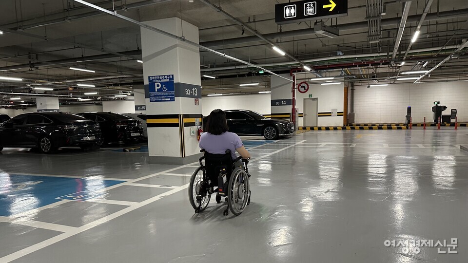 SK텔레콤 본사 건물 지하 주차장의 경우 장애인 전용 주차구역부터 출입구까지 가는 길은 차량이 지나다닐 수 없게 되어있었다. 사진은 SK텔레콤 본사 지하 주차장 모습 /여성경제신문