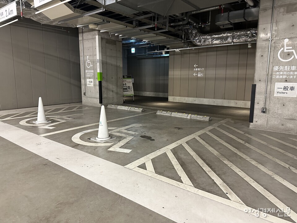 일본 오사카에 있는 대형 복합 쇼핑몰 중 그랜드 프론트 오사카의 지하 주차장 모습. 출입구 바로 앞에 장애인 전용 주차구역이 있다. 폭이 넓어 보이지만 러버콘이 설치돼 있다. /여성경제신문