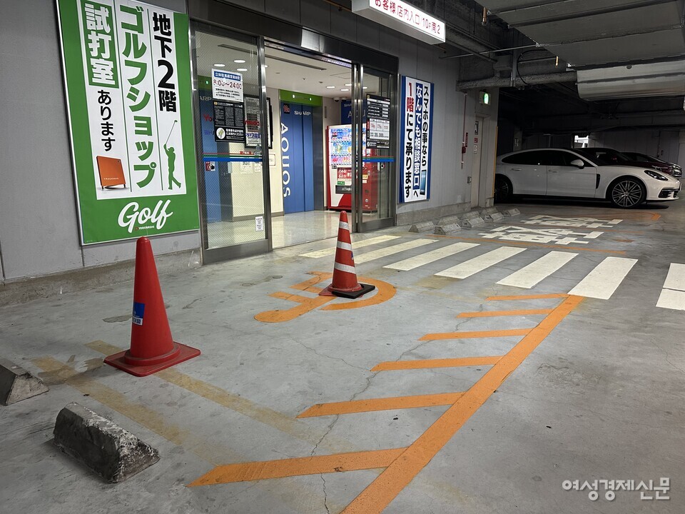 일본 오사카에 있는 대형 복합 쇼핑몰 요도바시 카메라의 주차장 모습. 출입구 바로 앞에 장애인 전용 주차구역이 마련돼 있다. /여성경제신문