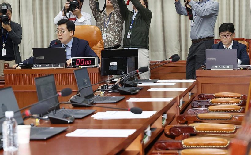 박찬대 더불어민주당 의원이 여당 위원들이 퇴장한 가운데 김건희 여사와 명태균 씨 등을 국정감사 증인으로 채택하는 안건을 통과시키고 있다. /연합뉴스