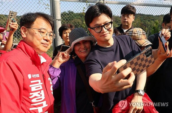 국민의힘 한동훈 대표가 12일 오후 부산 금정구 거리 일대를 걸으며 윤일현 금정구청장 보궐선거 후보와 유세를 펼치고 있다. /연합뉴스