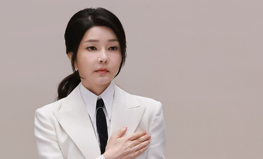 김건희 여사가 지난 9월 13일 청와대 영빈관에서 열린 '2024 파리 패럴림픽 선수단 격려 오찬'에 참석해 국기에 경례하고 있다. /연합뉴스