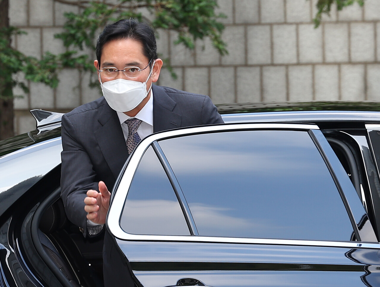 서울고법 형사13부(백강진·김선희·이인수 부장판사)는 지난 14일 이재용 회장 항소심 공판기일을 열고 검찰의 공소장 변경을 허가했다. 재판에 출석하기 위해 차에서 내리는 이재용 삼성전자 회장. /연합뉴스