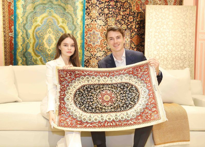 신세계백화점 모델들이 인도 최대의 수제 카펫 브랜드인 ‘자이푸르 러그(Jaipur Rugs)’ 제품을 소개하고 있다. /신세계백화점