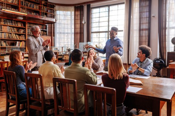 함께 모여 한 가지 주제로 때로는 밤을 새우기도 하는 스토리 모임이 참 좋다. /게티이미지뱅크