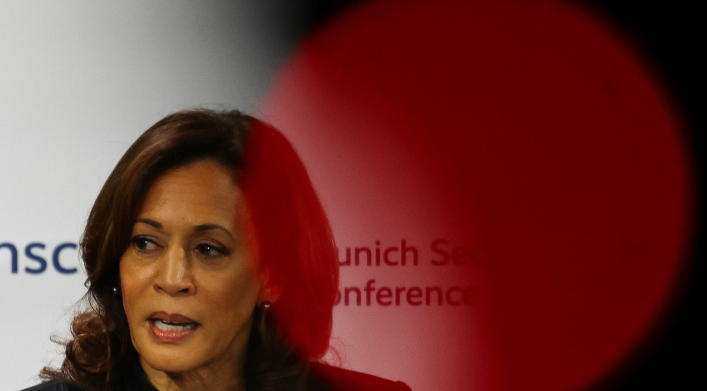 최근 하버드대 미국정치연구소(CAPS)와 여론조사 업체 해리스폴이 실시한 여론조사에서 전국 지지율은 트럼프가 42.6%, 해리스가 51.4%로 집계됐으나 대선 승패를 결정짓는 7개 경합주의 지지율에서는 트럼프가 48%로 47%의 해리스보다 1%포인트 앞섰다. /뮌헨 로이터=연합뉴스