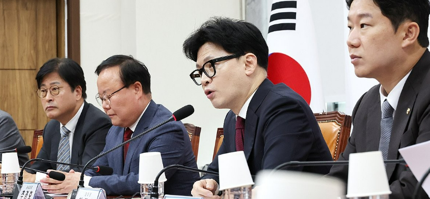 한동훈 국민의힘 대표(오른쪽 두번째)가 17일 오전 국회에서 열린 최고위원회의에서 발언하고 있다. /연합뉴스