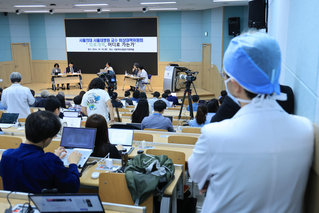 지난 10월 10일 오후 서울 종로구 서울대 의대 융합관 박희택홀에서 열린 '의료개혁, 어디로 가는가' 토론회에서 유미화 녹색소비자연대 상임대표가 사회를 보고 있다. 왼쪽부터 장상윤 대통령실 사회수석비서관, 정경실 보건복지부 의료개혁추진단장, 사회자인 유 상임대표, 강희경 서울의대·병원 교수 비대위원장, 하은진 서울의대·병원 교수 비대위원. /연합뉴스