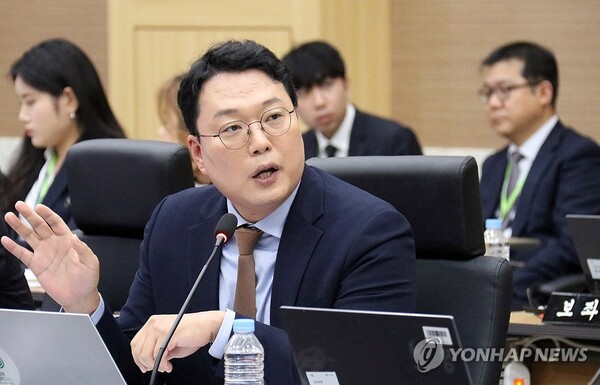 국회 기획재정위원회 소속 개혁신당 천하람 의원이 18일 정부대전청사 대회의실에서 열린 조달청·관세청·통계청에 대한 국정감사에서 질의하고 있다. /연합뉴스