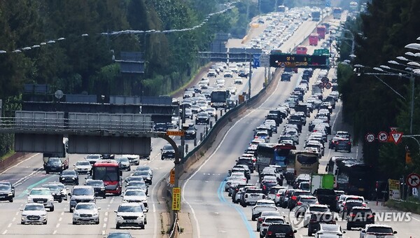 추석 연휴 마지막 날인 9월 18일 서울 잠원IC 인근 경부고속도로 상(왼쪽)·하행선이 차들로 붐비고 있다. /연합뉴스