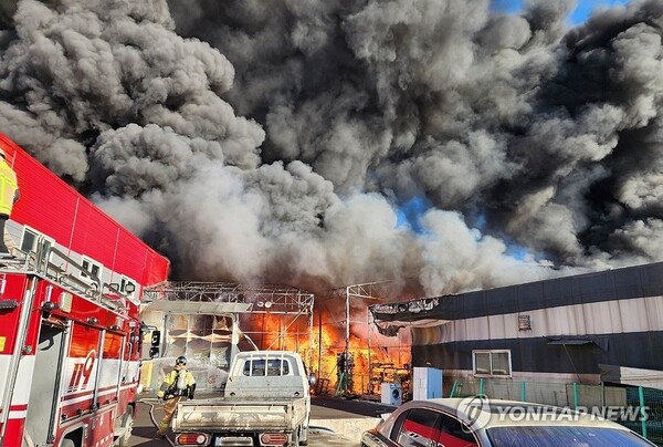 20일 오전 8시 44분께 인천시 서구 왕길동 산업용 기계 제조 공장에서 불이 나 소방 당국이 진화작업을 벌이고 있다. /연합뉴스