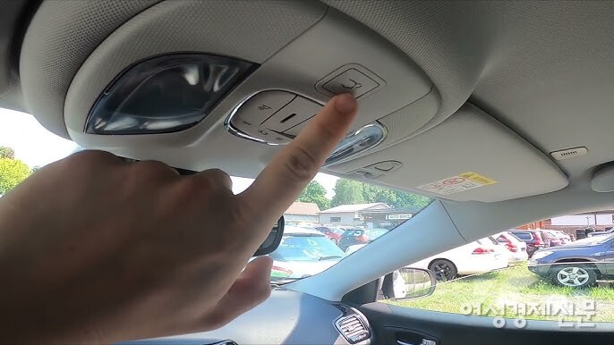 트렁크를 열 수 있을 뿐만 아니라 닫기도 가능한 버튼. 운전석 상단에 위치해 있다. 전동 옵션인데 국내에선 일부 차종에 한해 추가로 돈을 지불해야 선택하거나 고급 차종에만 설치되어 있지만 일본과 미국에선 장애인 전용 옵션으로 추가 가능하다. /여성경제신문