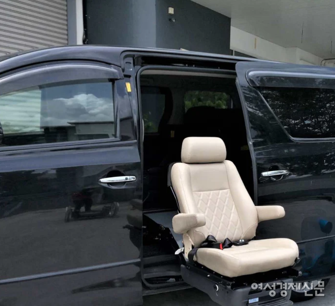 일본에선 지자체별로 지원되는 장애인 운전자 지원 기금을 받아 차량을 구매할 때 장애인 맞춤형 옵션을 선택할 수 있다. 사진은 도요타 웰캡 모델의 장애인 운전자 전용 좌석 /여성경제신문