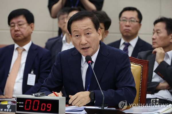 류희림 방송통신심의위원장이 21일 오전 국회에서 열린 과학기술정보방송통신위원회의 국정감사에서 의원 질의에 답변하고 있다. /연합뉴스