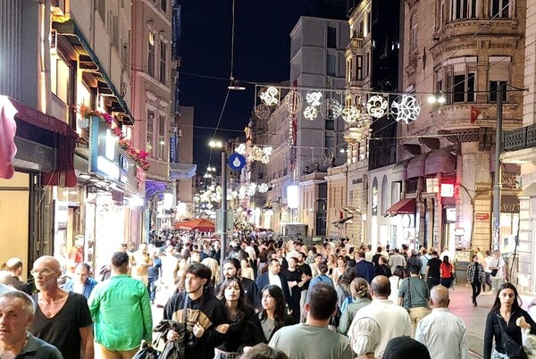 튀르키예 여행자들은 인구 1500만의 대도시 이스탄불에서 겪은 번잡함을 토로하기도 하지만 튀르키예 사람들의 해맑고 따뜻한 성격에 대해서는 전부 공감한다. /박헌정