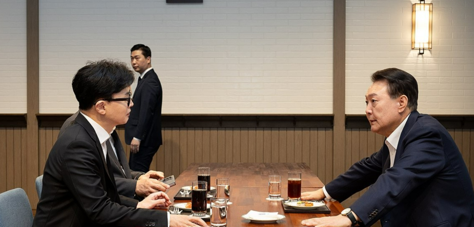 윤석열 대통령이 지난 21일 서울 용산 대통령실 앞 파인그라스에서 한동훈 국민의힘 대표를 만나 대화하고 있다. /연합뉴스