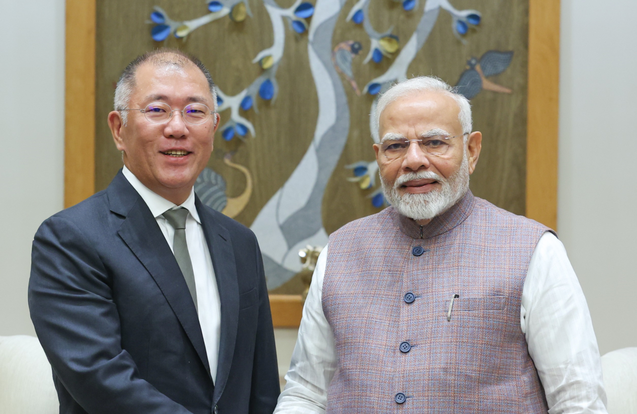 정의선 현대자동차그룹 회장(왼쪽)이 21일(현지시간) 인도 델리에 위치한 총리관저에서 인도 나렌드라 모디 총리와 만나 악수하며 기념 촬영하고 있다. /연합뉴스