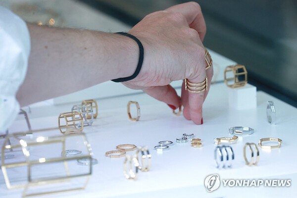 소비자가 수입 주얼리를 고르는 모습 /연합뉴스