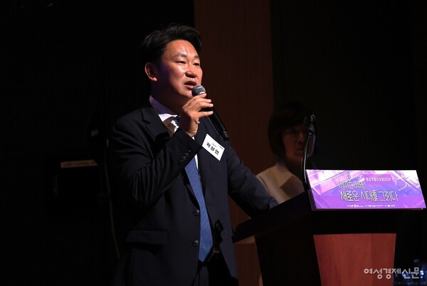 ‘주얼리 산업의 기반 조성 및 지원에 관한 법안’을 대표 발의한 곽상언 의원. 지난 6월 13일 서울 종로구 서울역사박물관에서 열린 ‘종로주얼리포럼 2024’에 직접 참석해 개회사를 하고 있다. /류빈 기자