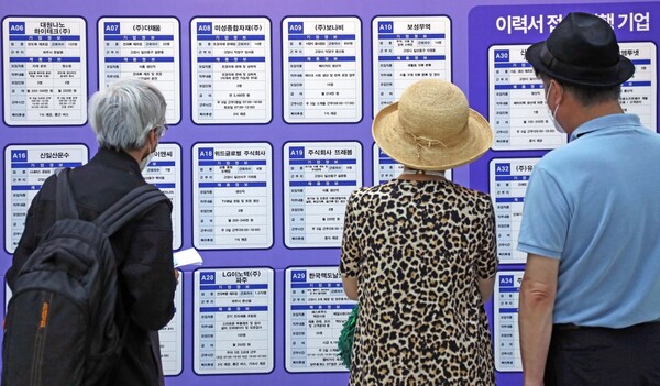 2022년 6월 14일 경기도 고양시 일산 고양꽃전시관에서 열린 중장년일자리박람회장을 찾은 시민들이 일자리게시판에서 채용정보를 찾고 있다. /연합뉴스