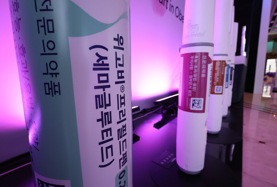 지난 15일 오전 서울 시내 한 호텔에서 열린 덴마크 제약회사 노보 노디스크의 비만치료제 위고비 한국 출시 행사장에 위고비 모형이 놓여 있다. /연합뉴스