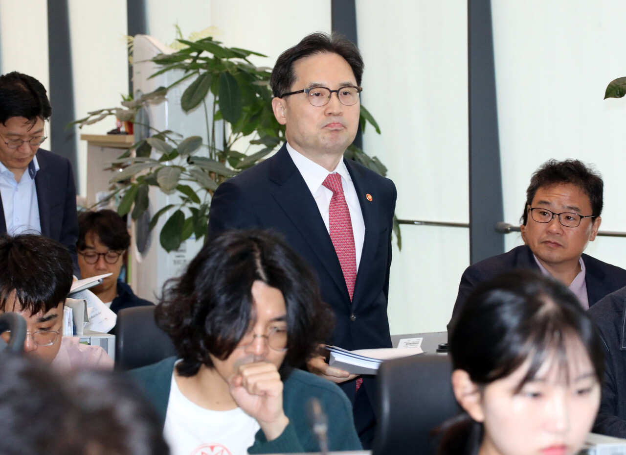 쿠팡과 배민 간의 네 탓 공방의 가장 큰 수혜자로 꼽히는 한기정 공정거래위원장이 지난 2일 정부세종청사 기자실에서 카카오모빌리티의 시장지배적 지위 남용 행위 제재를 설명하기 위해 입장하고 있다. /연합뉴스