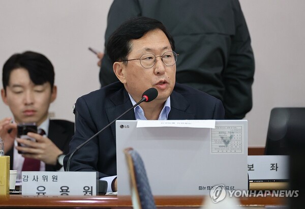 유용원 국민의힘 의원이 22일 육군 제2작전사령부에서 열린 국회 국방위원회 국정감사에서 질의하고 있다. /연합뉴스