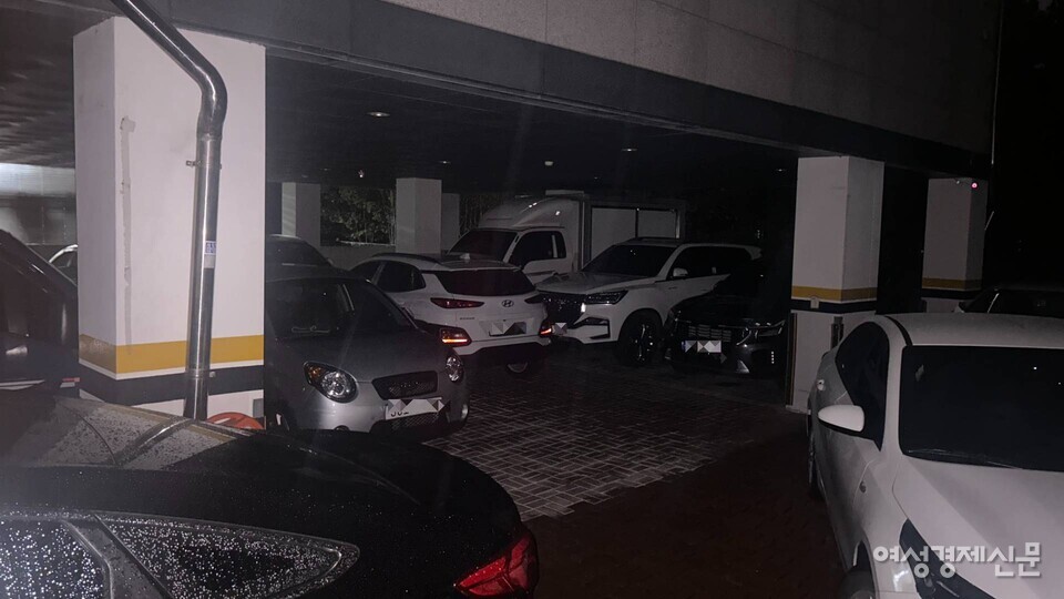 22일 새벽 경기도 남양주시에 위치한 구축 빌라 주차장에 차들이 빼곡히 주차되어 있는 모습이다. /김성하 기자