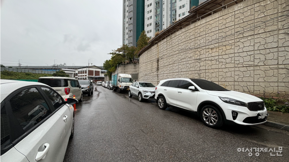 남양주시 다산동 한 도로에 불법 주정차들이 세워져 있는 모습. /김성하 기자