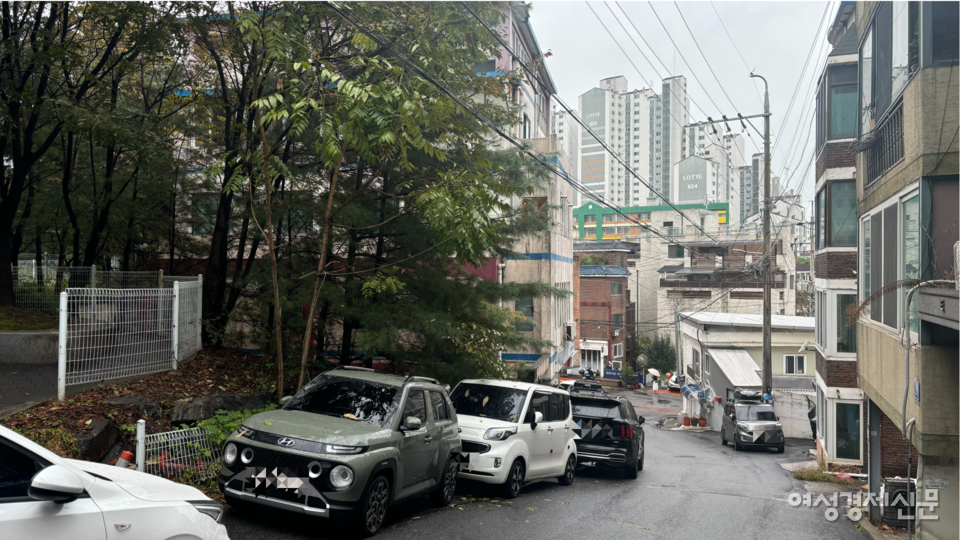 같은 남양주시 다산동에 자리 잡고 있는 소형 빌라 앞 주차 공간이 마련되어 있지 않아 자동차가 나란히 주차된 모습이다. /김성하 기자