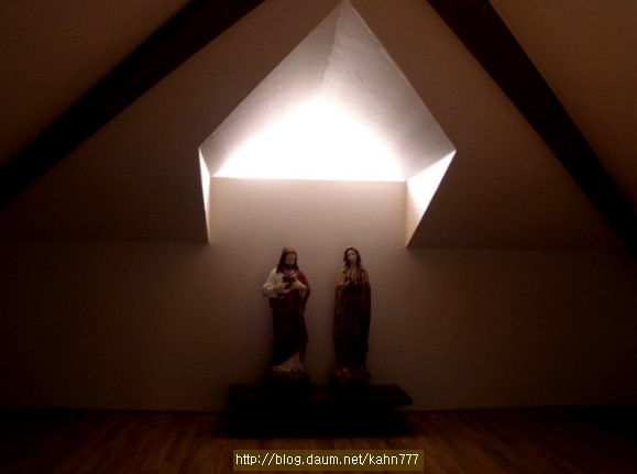 건축주를 위해 특별히 만들었던 기도와 사색의 공간, 대가족이 함께 살아 번잡할 수 있는 집이지만 때로는 혼자 고요한 시간을 가질 수 있도록 배려해 이 공간을 두었다. /김정관