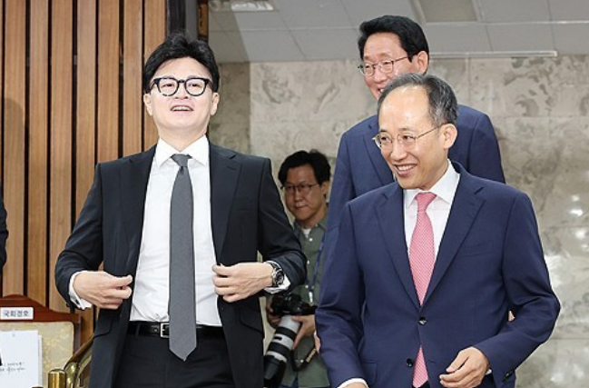 국민의힘 한동훈 대표와 추경호 원내대표(오른쪽)가 23일 오전 국회에서 열린 김장재료 수급 안정 방안 민당정 협의회에 참석하고 있다. /연합뉴스