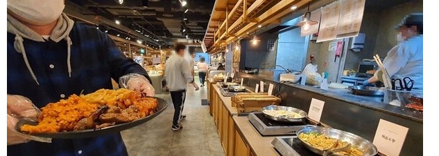 뷔페를 이용하는 고객 /연합뉴스