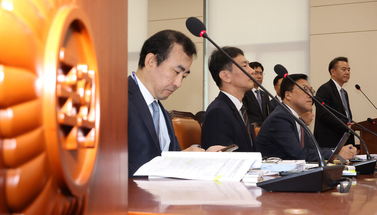 24일 오전 열린 국회 정무위원회의 국정감사에 출석한 유재훈 예금보험공사사장(오른쪽)이 의원 질의를 경청하고 있다. /연합뉴스