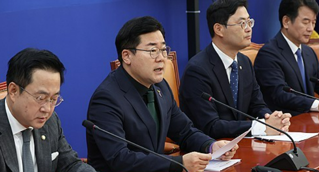 박찬대 더불어민주당 원내대표가 24일 국회에서 열린 국정감사대책회의에서 발언하고 있다. /연합뉴스