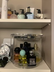 2단 양념회전대를 향수 보관함으로 사용했다. /정근영