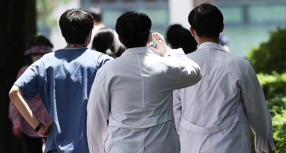 의대 증원 정책과 관련해 의정 갈등이 계속되고 있는 지난달 26일 대구 한 대학병원에서 의료관계자들이 이동하고 있다. /연합뉴스