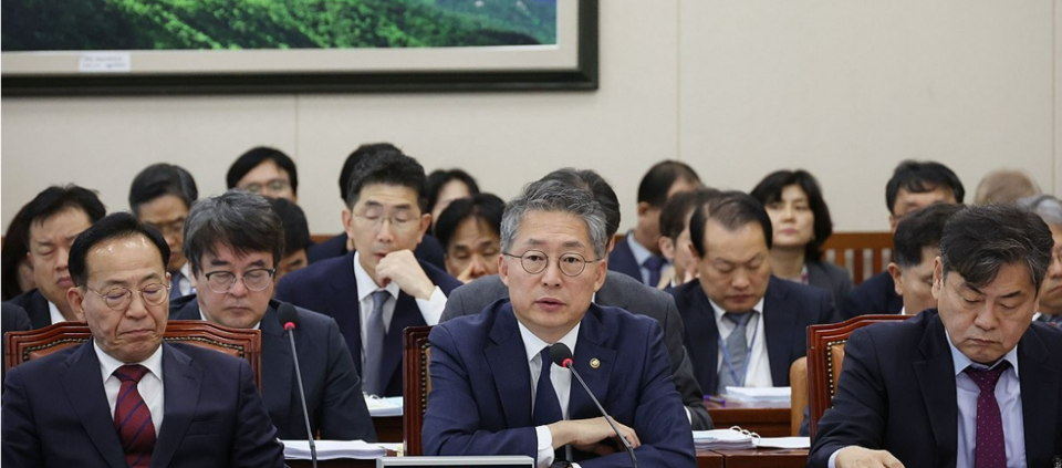 김민석 고용노동부 차관(가운데)이 25일 국회에서 열린 환경노동위원회 국정감사에 참여했다. /연합뉴스