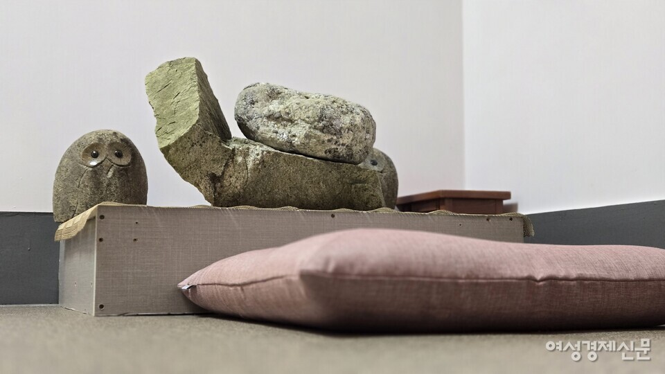 김문주 씨가 운영하는 카페와 상담소에 놓여 있는 기도하는 공간. 기도가 통하면 앞에 놓인 돌이 들리고 진심이 담기지 않으면 돌이 들리지 않는다고. /김현우 기자