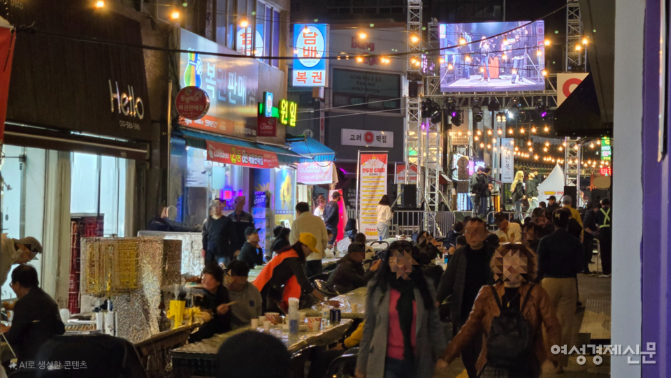 김문주 씨가 운영하는 '도깨비' 카페가 위치한 원주 중앙동. 이달 25~27일 원주만두축제가 열렸다. /김현우 기자