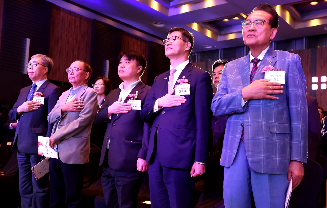 지난 10월 2일 서울 서초구 aT센터 그랜드홀에서 열린 제28회 노인의 날 기념식에서 이기일 보건복지부 제1차관(오른쪽 두 번째), 김호일 대한노인회장(오른쪽 첫 번째), 임현택 대한의사협회 회장(왼쪽 세 번째)이 국기에 경례하고 있다. /보건복지부