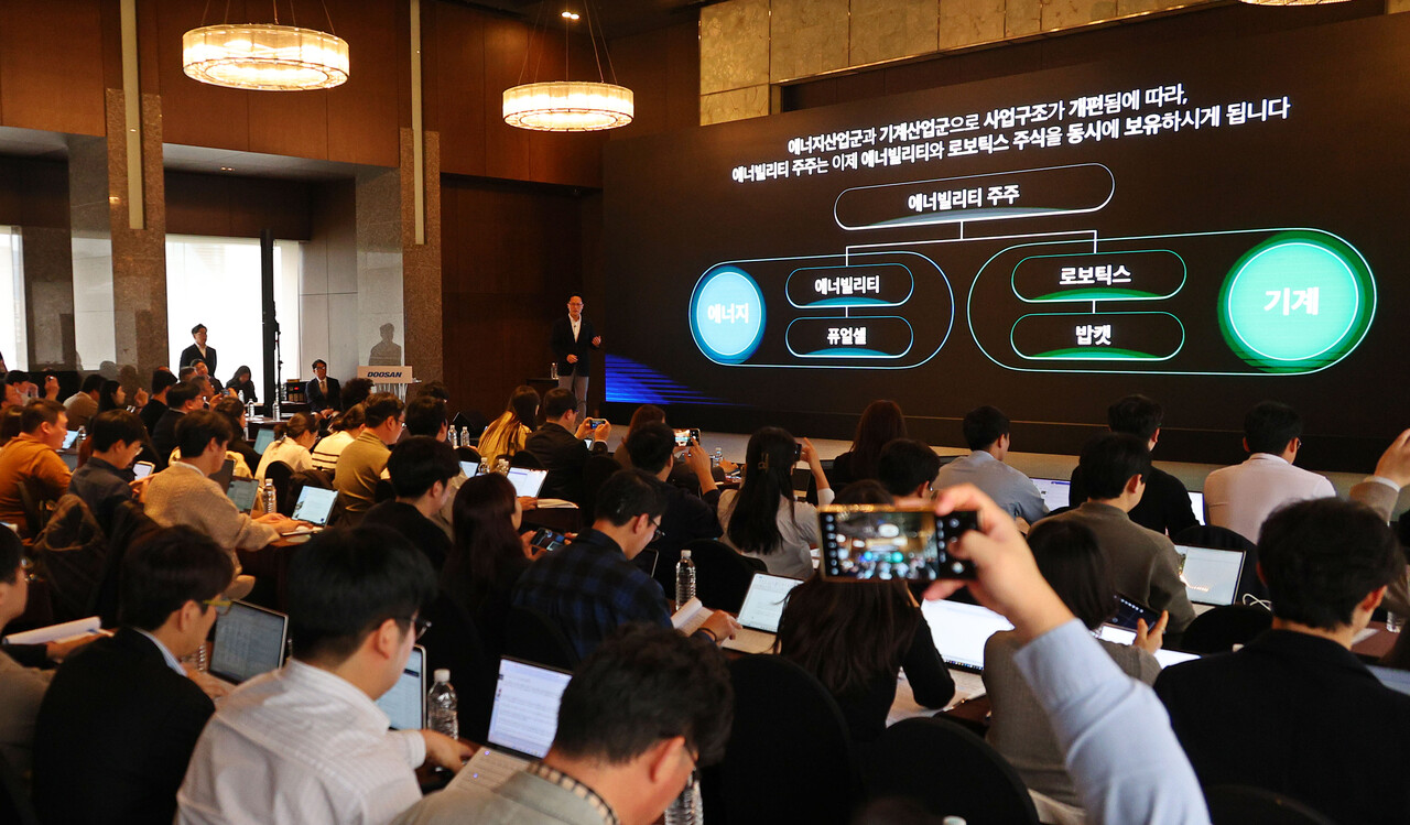 박상현 두산에너빌리티 대표가 21일 오후 서울 중구 플라자호텔에서 열린 두산에너빌리티-두산로보틱스 분할합병 건 기자간담회에서 발언하고 있다. /연합뉴스