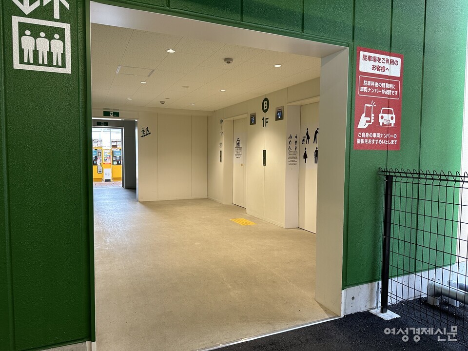 일본 라라포트 오사카 가도마 지점 지하 주차장에 있는 출입구 모습. 문이 없어 누구나 접근할 수 있다. /여성경제신문